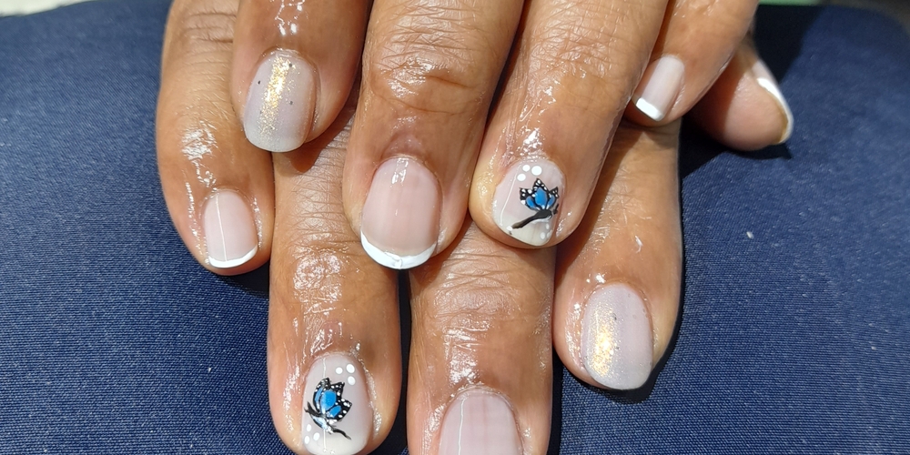 img of Uñas acrílicas: Técnica Francesa en Reversa