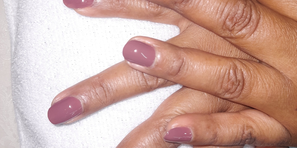 img of Uñas acrílicas: Técnica Francesa en Reversa