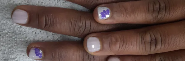 img of Uñas acrílicas: Técnica Francesa en Reversa