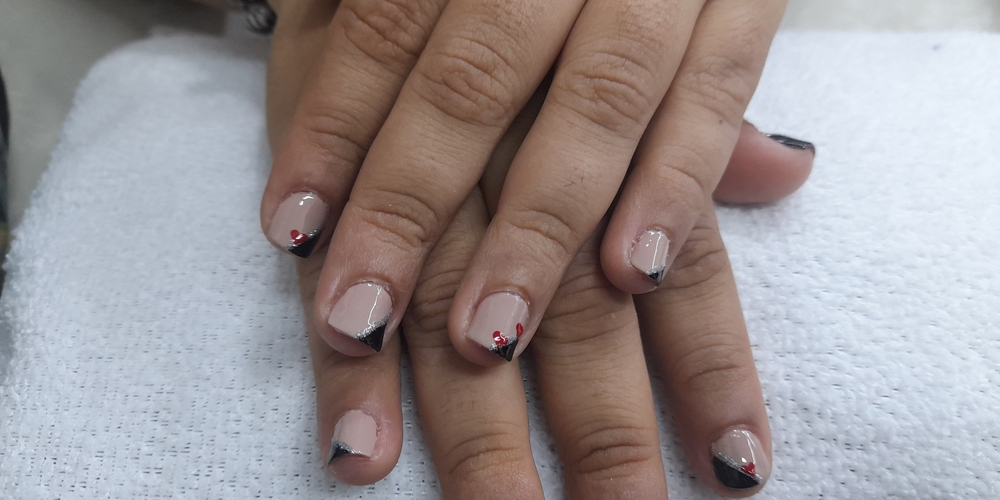 img of Uñas acrílicas: Técnica Francesa en Reversa