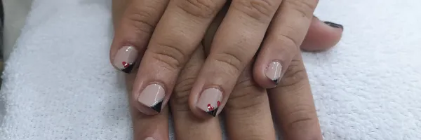 img of Uñas acrílicas: Técnica Francesa en Reversa