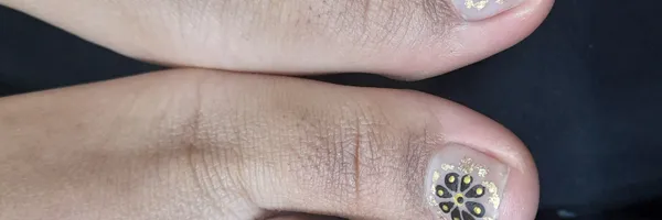 img of Uñas acrílicas: Técnica Francesa en Reversa