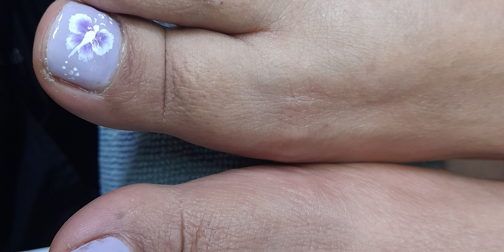 img of Uñas acrílicas: Técnica Francesa en Reversa