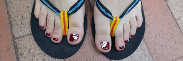 img of Uñas acrílicas: Técnica Francesa en Reversa