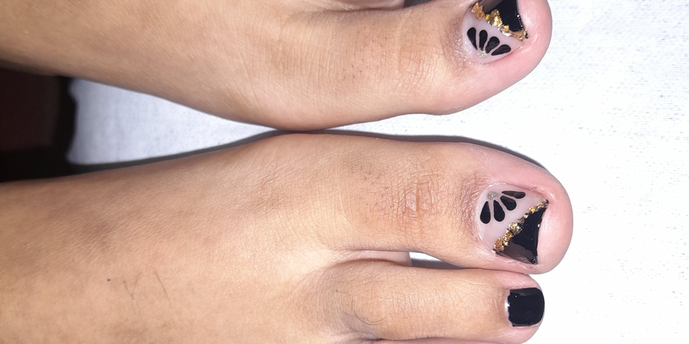img of Uñas acrílicas: Técnica Francesa en Reversa