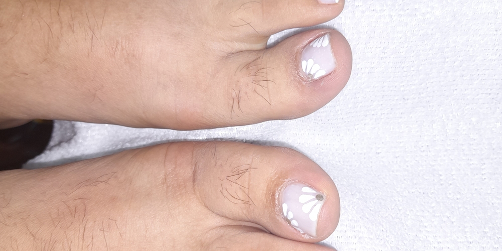 img of Uñas acrílicas: Técnica Francesa en Reversa