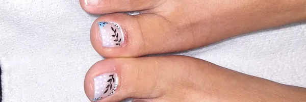img of Uñas acrílicas: Técnica Francesa en Reversa