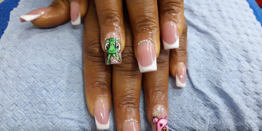 img of Uñas acrílicas: Técnica Francesa en Reversa