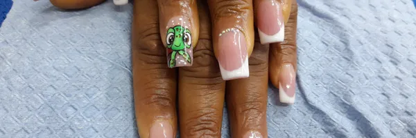 img of Uñas acrílicas: Técnica Francesa en Reversa