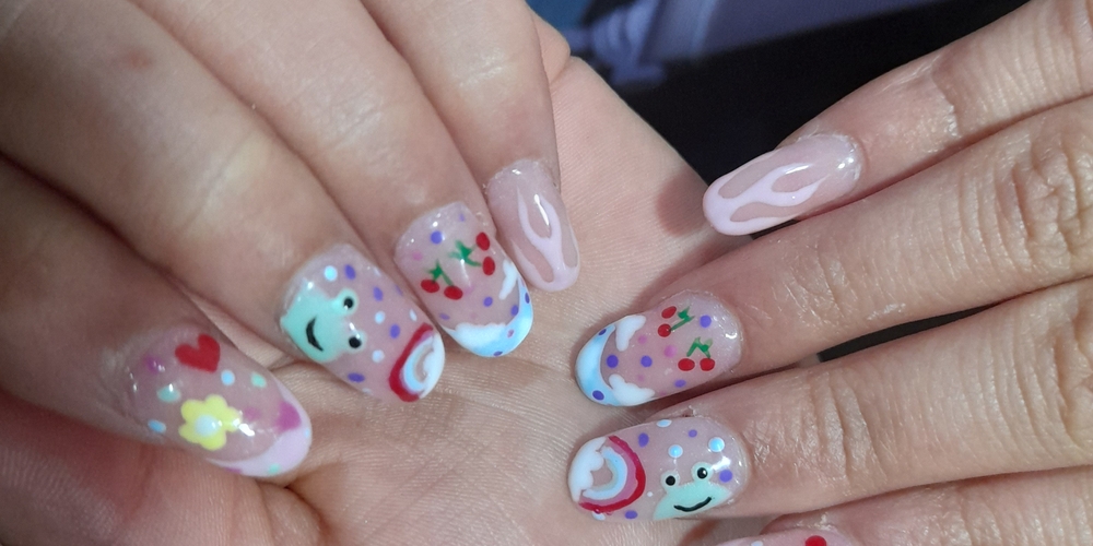 img of Uñas acrílicas: Técnica Francesa en Reversa