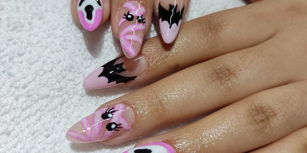 img of Uñas acrílicas: Técnica Francesa en Reversa