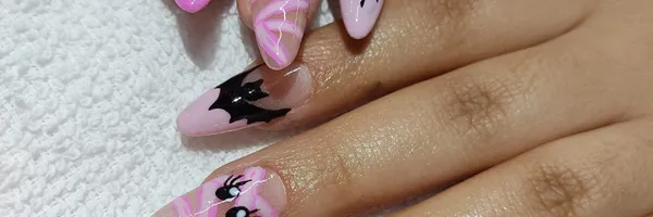 img of Uñas acrílicas: Técnica Francesa en Reversa