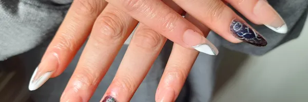 img of Uñas acrílicas: Técnica Francesa en Reversa