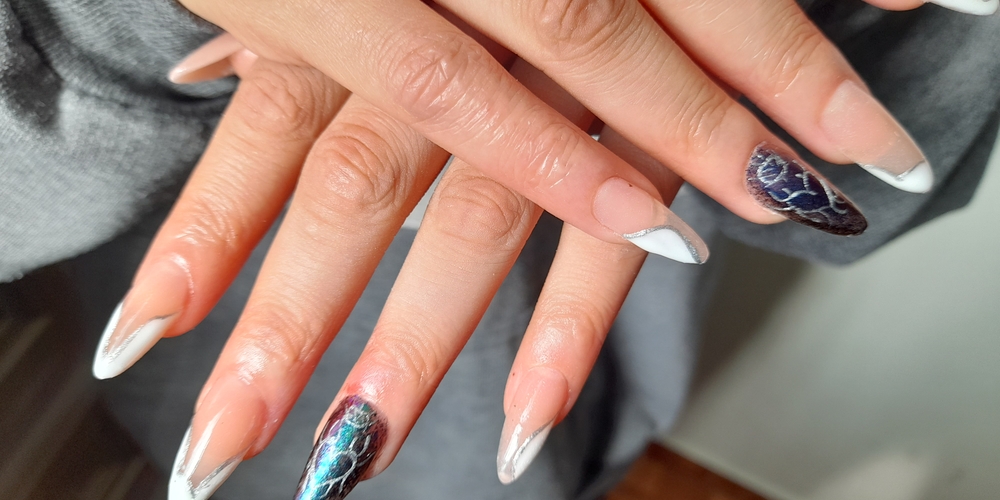 img of Uñas acrílicas: Técnica Francesa en Reversa