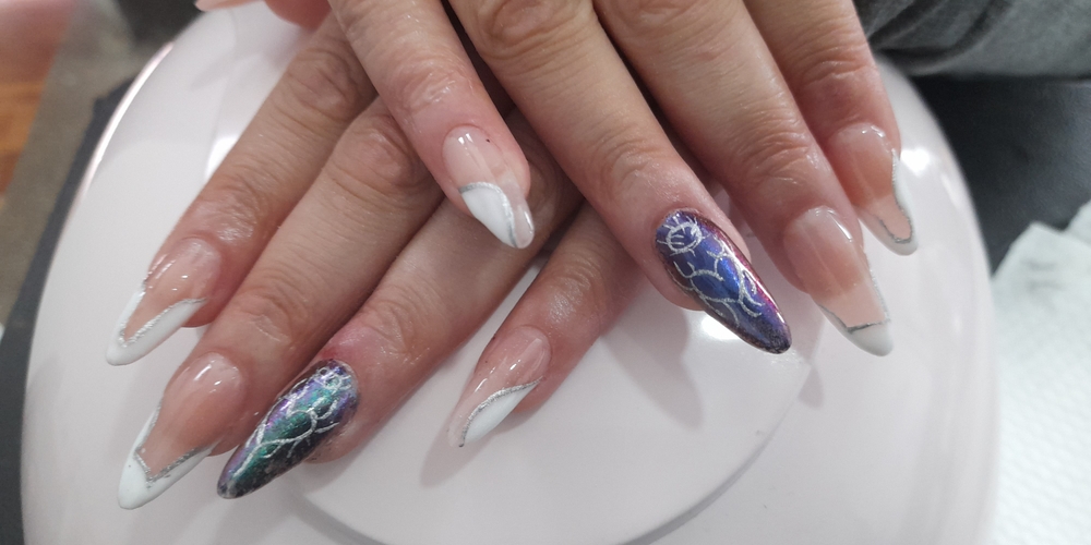 img of Uñas acrílicas: Técnica Francesa en Reversa