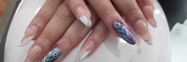 img of Uñas acrílicas: Técnica Francesa en Reversa