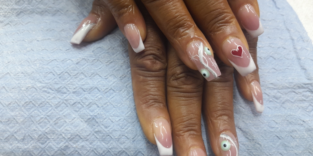 img of Uñas acrílicas: Técnica Francesa en Reversa
