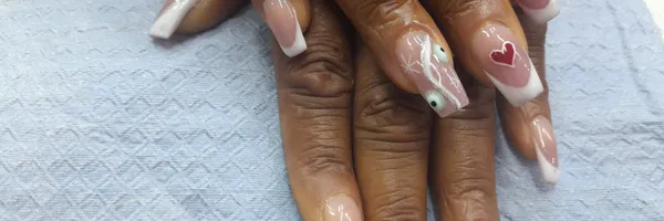 img of Uñas acrílicas: Técnica Francesa en Reversa