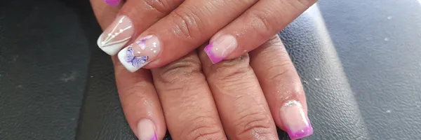 img of Uñas acrílicas: Técnica Francesa en Reversa