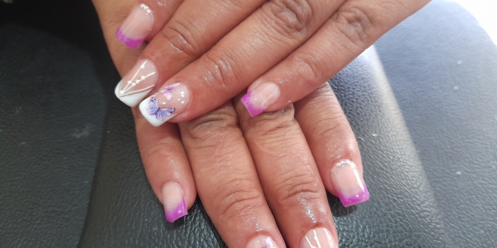 img of Uñas acrílicas: Técnica Francesa en Reversa