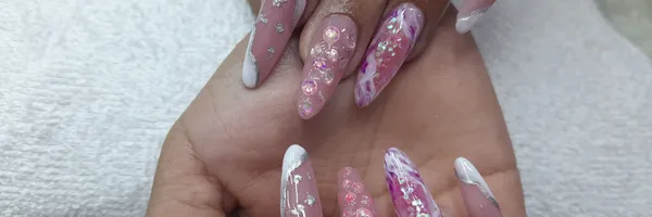 img of Uñas acrílicas: Técnica Francesa en Reversa