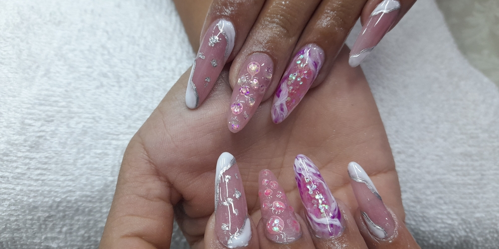 img of Uñas acrílicas: Técnica Francesa en Reversa