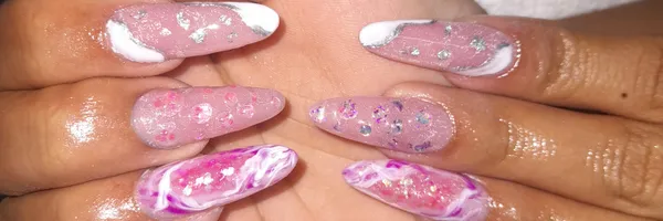 img of Uñas acrílicas: Técnica Francesa en Reversa