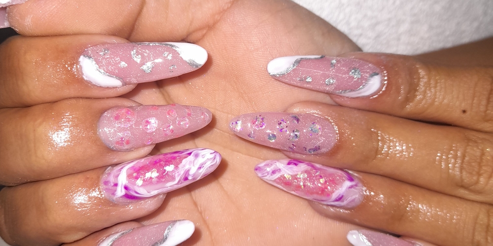 img of Uñas acrílicas: Técnica Francesa en Reversa
