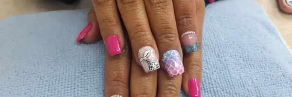 img of Uñas acrílicas: Técnica Francesa en Reversa