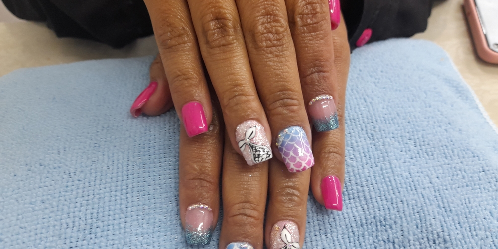 img of Uñas acrílicas: Técnica Francesa en Reversa
