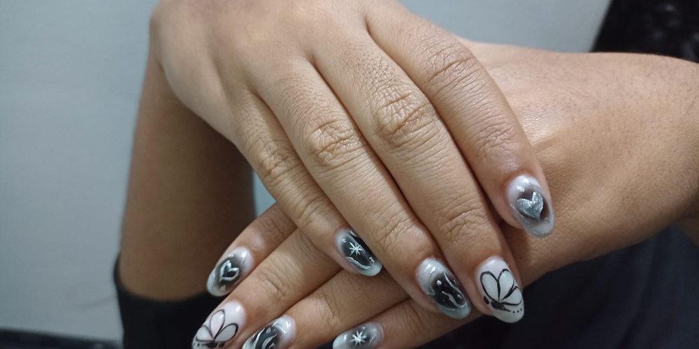 img of Uñas acrílicas: Técnica Francesa en Reversa