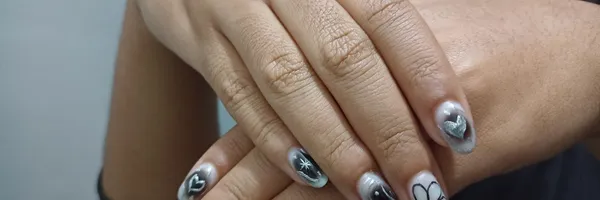 img of Uñas acrílicas: Técnica Francesa en Reversa