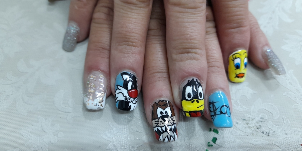 img of Uñas acrílicas: Técnica Francesa en Reversa