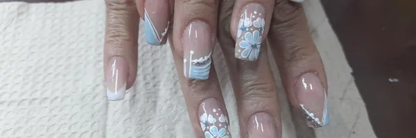 img of Uñas acrílicas: Técnica Francesa en Reversa