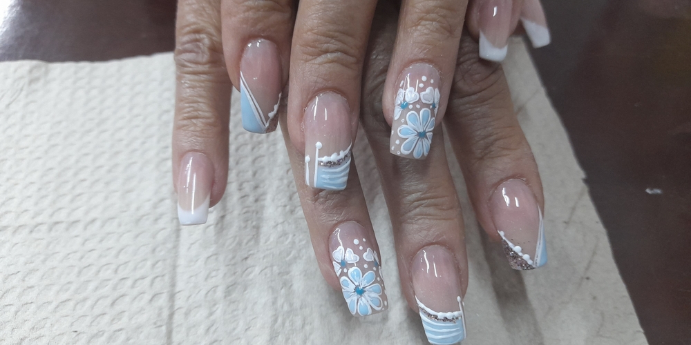 img of Uñas acrílicas: Técnica Francesa en Reversa