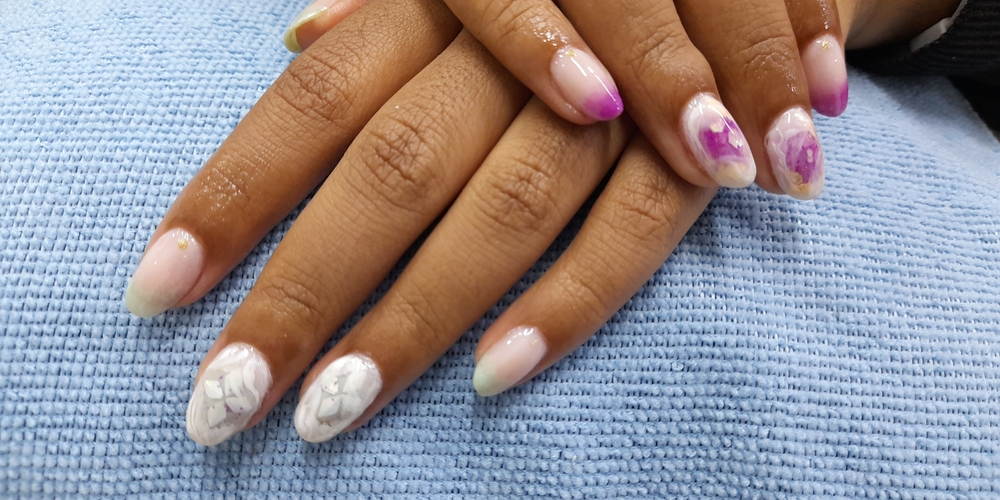 img of Uñas acrílicas: Técnica Francesa en Reversa