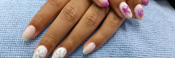 img of Uñas acrílicas: Técnica Francesa en Reversa