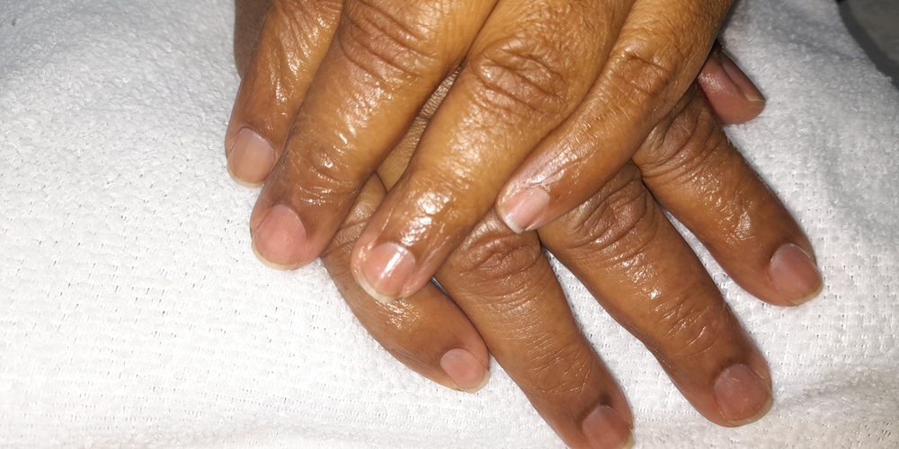 img of Uñas acrílicas: Técnica Francesa en Reversa