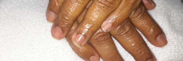 img of Uñas acrílicas: Técnica Francesa en Reversa