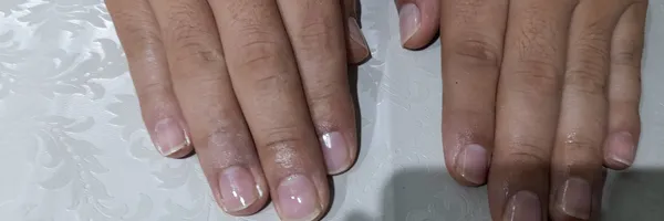 img of Uñas acrílicas: Técnica Francesa en Reversa
