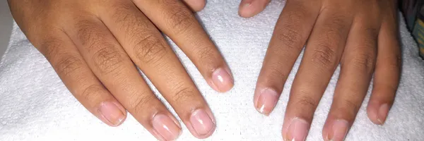 img of Uñas acrílicas: Técnica Francesa en Reversa