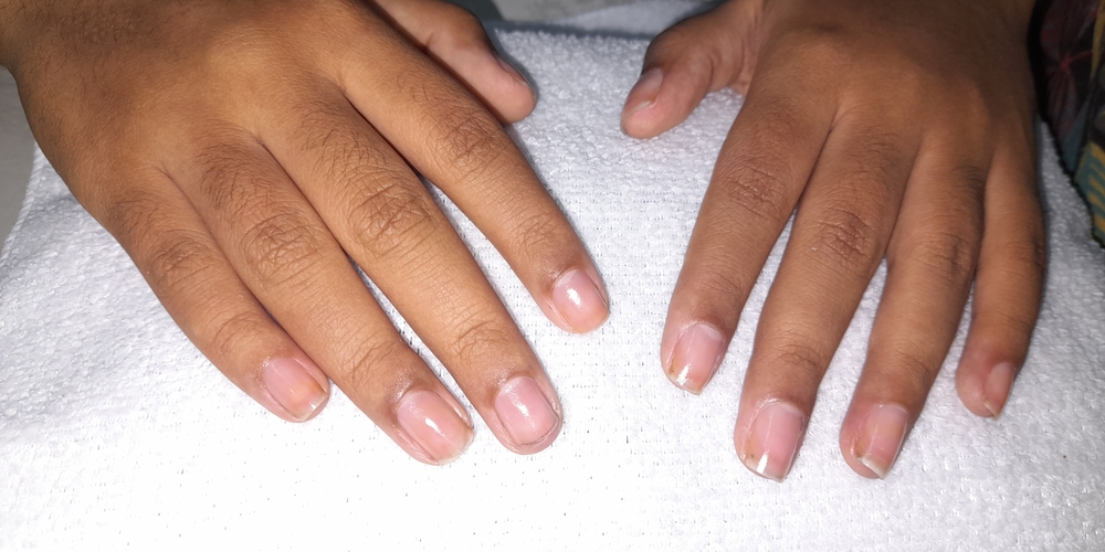 img of Uñas acrílicas: Técnica Francesa en Reversa