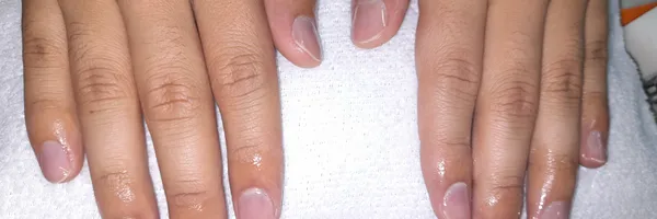 img of Uñas acrílicas: Técnica Francesa en Reversa