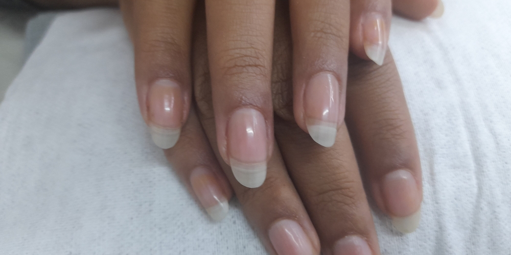 img of Uñas acrílicas: Técnica Francesa en Reversa