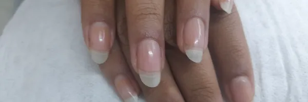 img of Uñas acrílicas: Técnica Francesa en Reversa