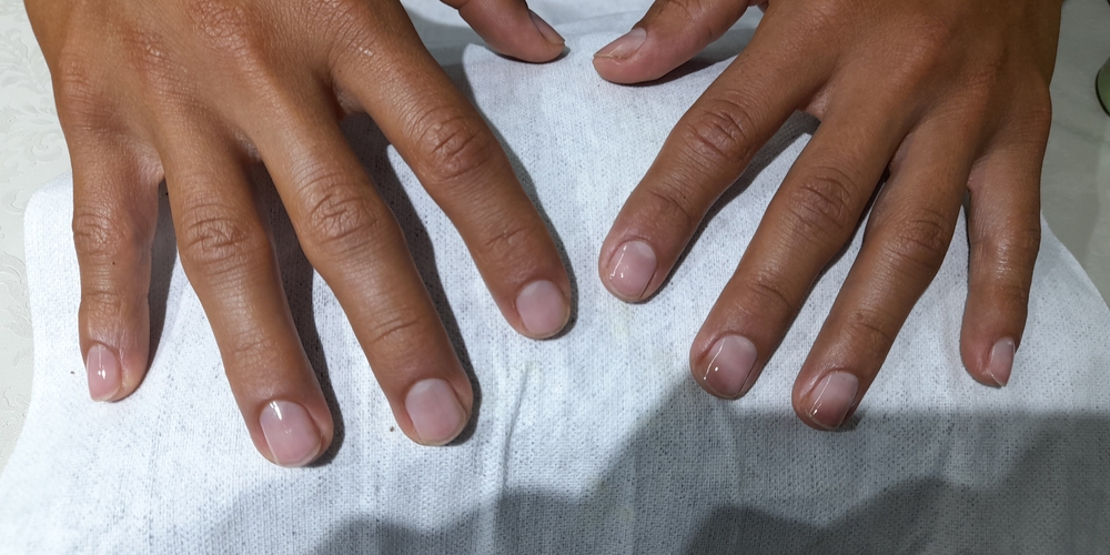 img of Uñas acrílicas: Técnica Francesa en Reversa